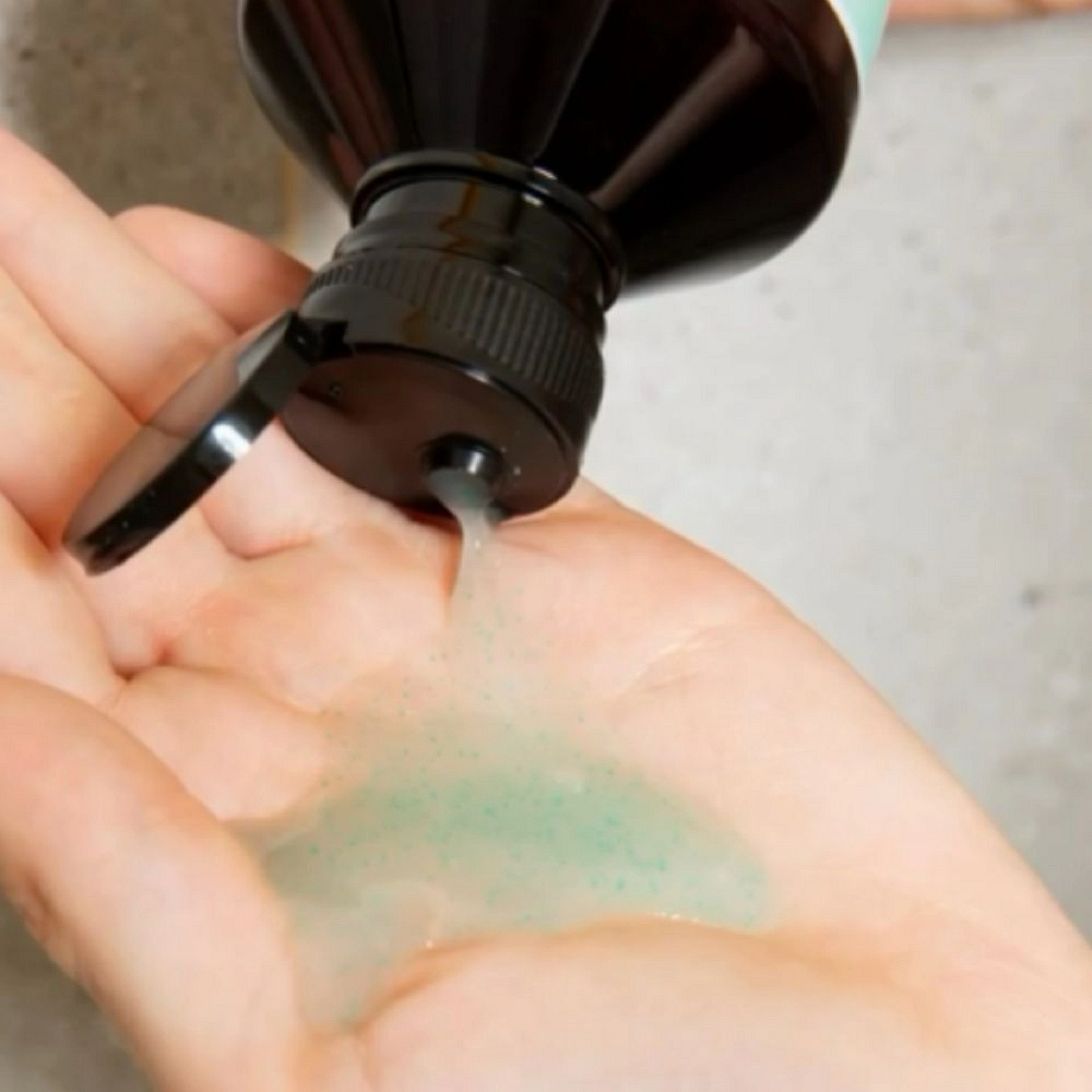 DETOXIFYING SCRUB SHAMPOO | Champú desintoxicante - Naturaltech - Davines ®