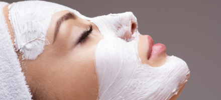 Mascarillas de noche: el secreto para una piel más luminosa mientras duermes