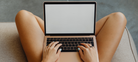 Protección solar frente a la luz azul: cómo proteger tu piel de pantallas y rayos UV