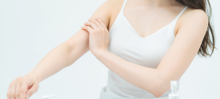 Cómo aplicar una crema reafirmante en los brazos
