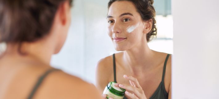 Mujer aplicandose una crema facial